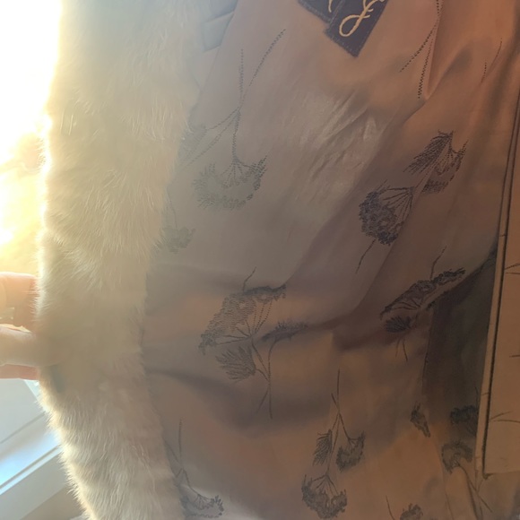 This gorgeous near perfect condition blonde Mink is by Mironoff Furs - Picture 6 of 9